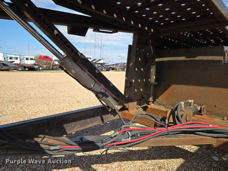 image for item ET5163 2019 Freightliner Cascadia semi truck with car carrier