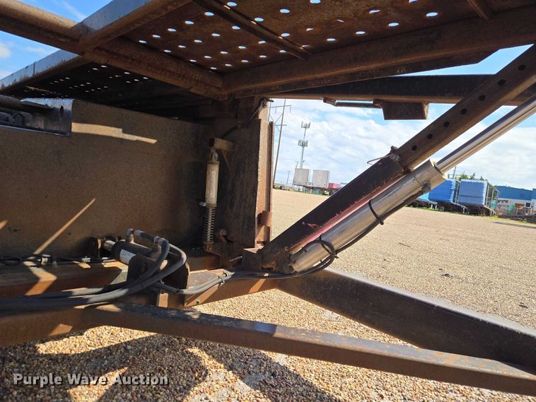 image for item ET5163 2019 Freightliner Cascadia semi truck with car carrier