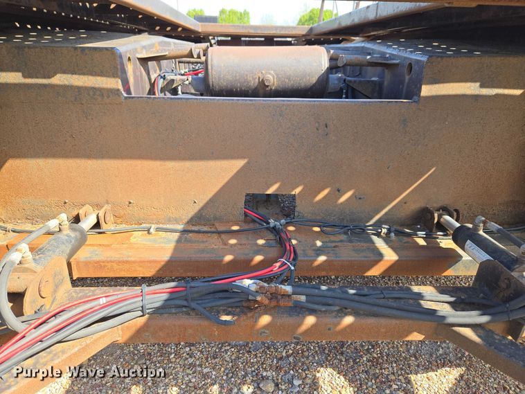 image for item ET5163 2019 Freightliner Cascadia semi truck with car carrier