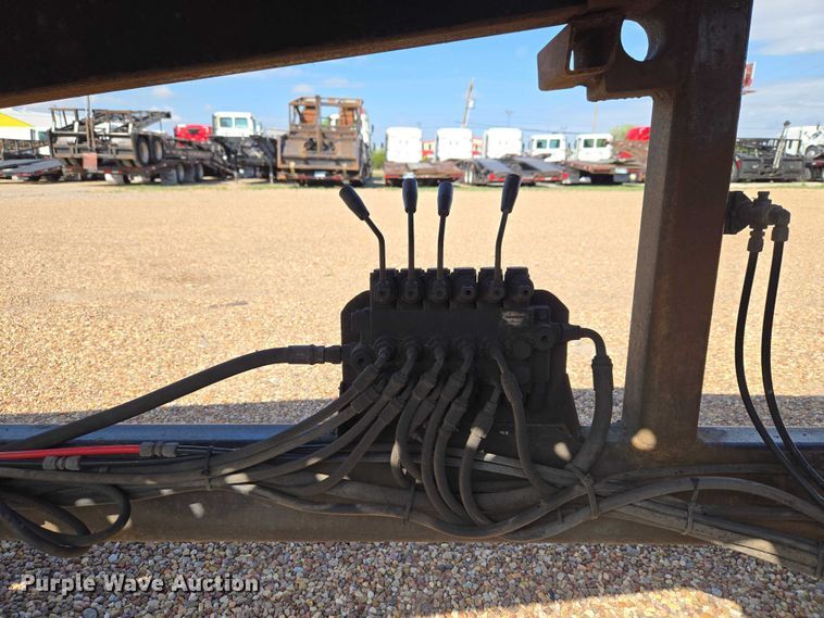 image for item ET5163 2019 Freightliner Cascadia semi truck with car carrier