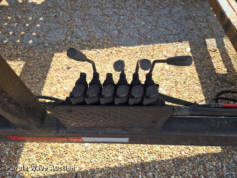 image for item ET5163 2019 Freightliner Cascadia semi truck with car carrier