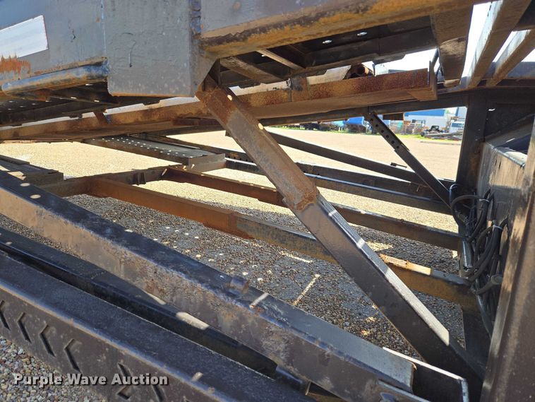 image for item ET5163 2019 Freightliner Cascadia semi truck with car carrier