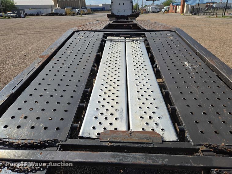 image for item ET5163 2019 Freightliner Cascadia semi truck with car carrier