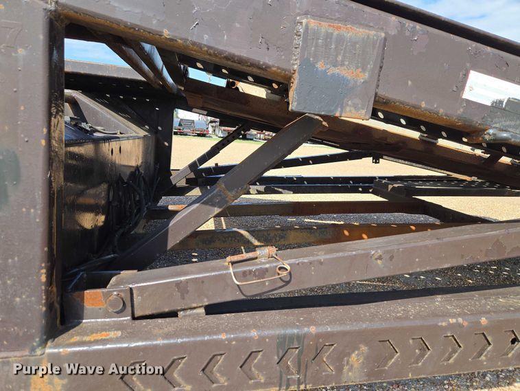 image for item ET5163 2019 Freightliner Cascadia semi truck with car carrier