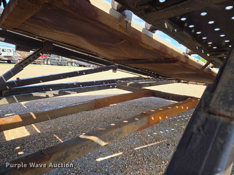 image for item ET5163 2019 Freightliner Cascadia semi truck with car carrier