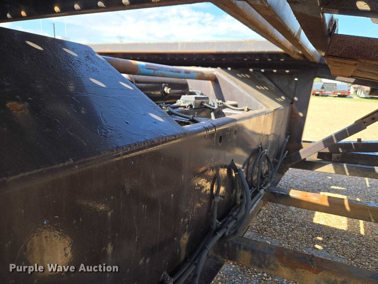 image for item ET5163 2019 Freightliner Cascadia semi truck with car carrier