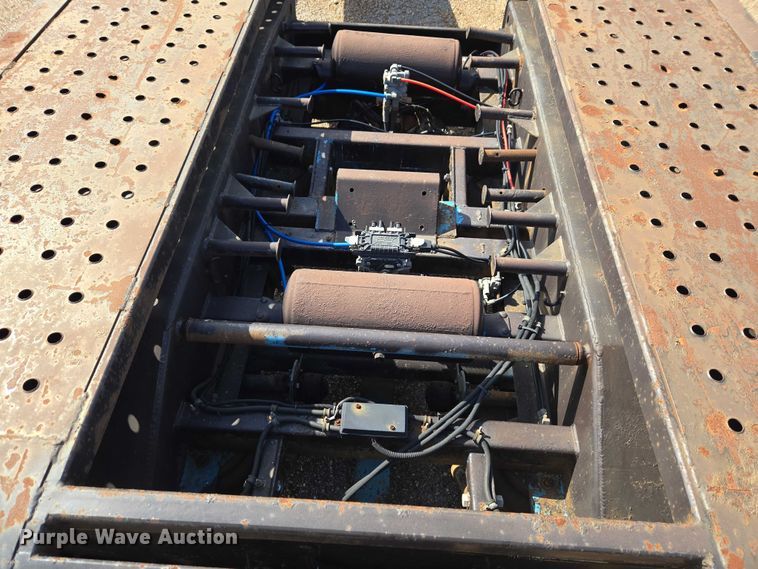 image for item ET5163 2019 Freightliner Cascadia semi truck with car carrier