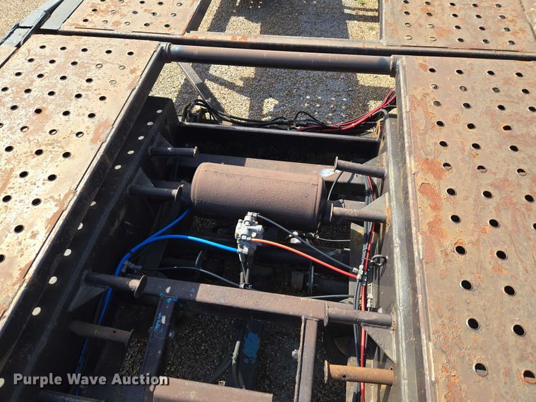 image for item ET5163 2019 Freightliner Cascadia semi truck with car carrier