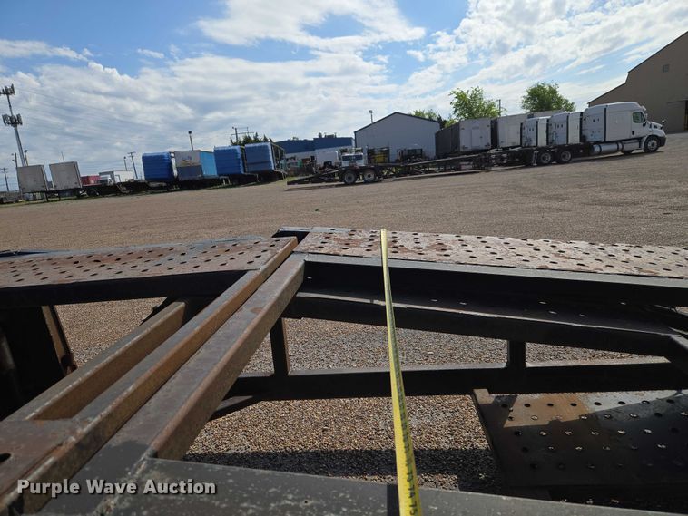 image for item ET5163 2019 Freightliner Cascadia semi truck with car carrier