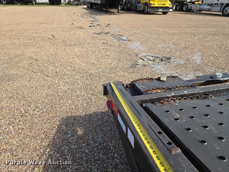 image for item ET5163 2019 Freightliner Cascadia semi truck with car carrier