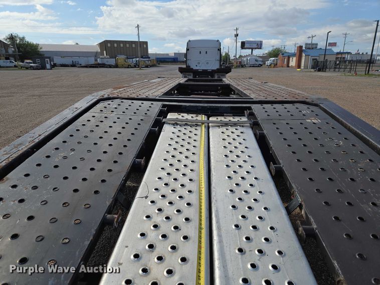 image for item ET5163 2019 Freightliner Cascadia semi truck with car carrier