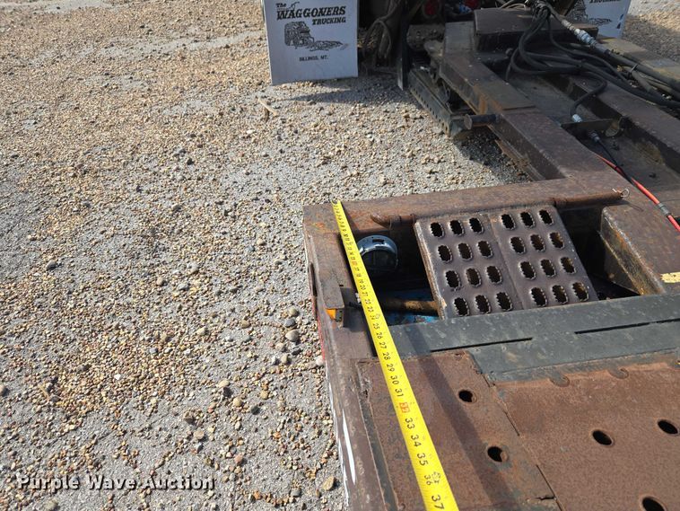 image for item ET5163 2019 Freightliner Cascadia semi truck with car carrier