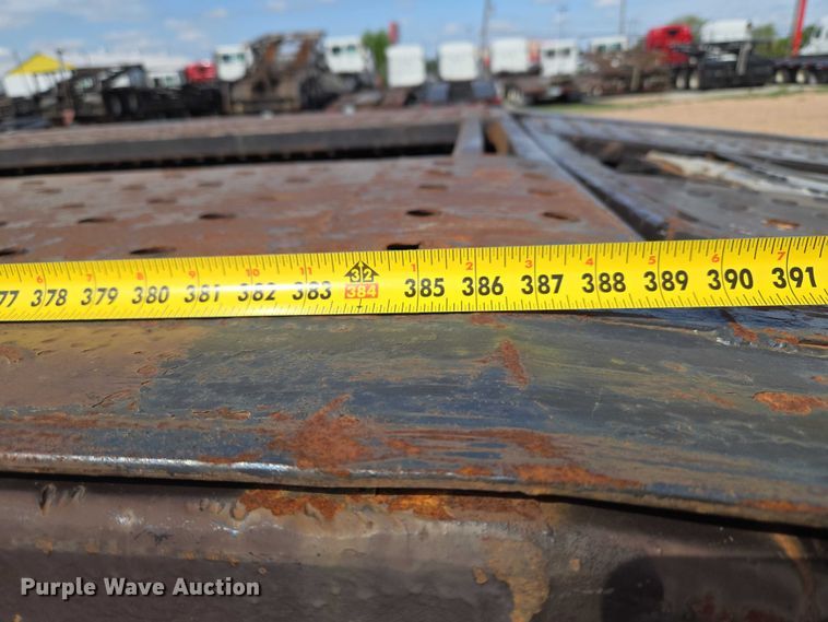 image for item ET5163 2019 Freightliner Cascadia semi truck with car carrier