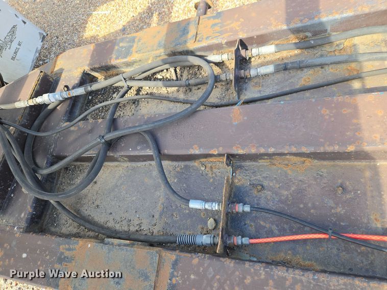 image for item ET5163 2019 Freightliner Cascadia semi truck with car carrier