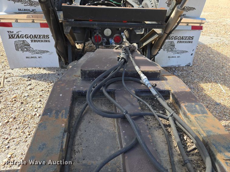 image for item ET5163 2019 Freightliner Cascadia semi truck with car carrier