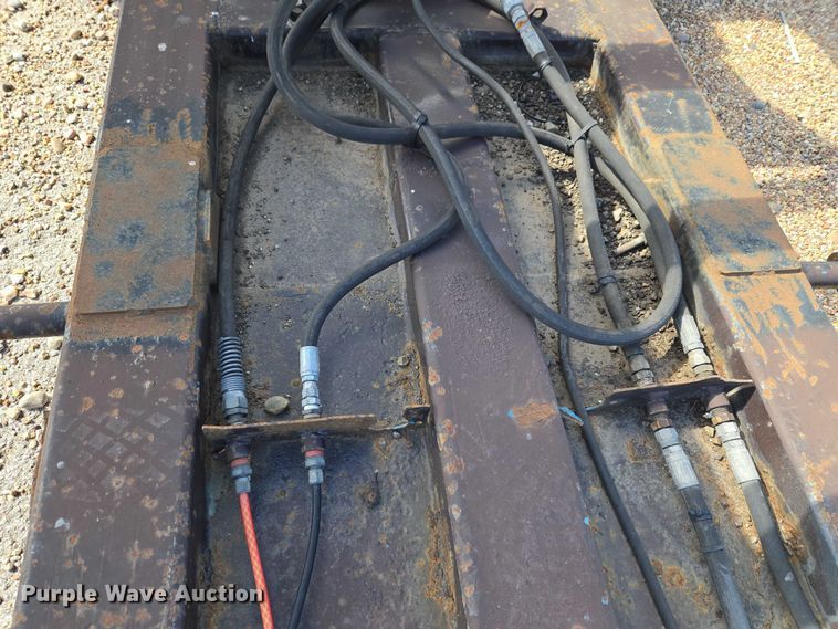 image for item ET5163 2019 Freightliner Cascadia semi truck with car carrier