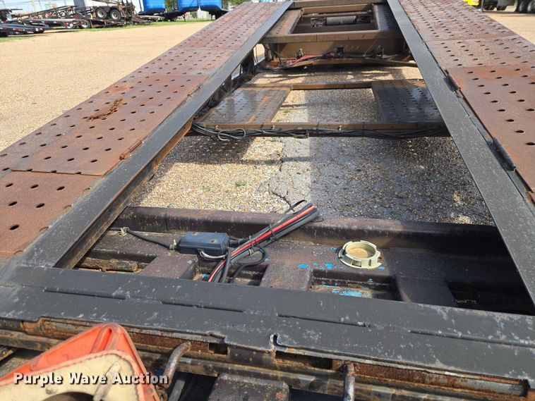 image for item ET5163 2019 Freightliner Cascadia semi truck with car carrier