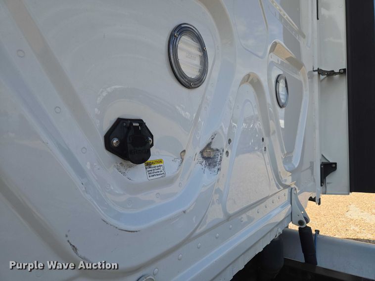 image for item ET5163 2019 Freightliner Cascadia semi truck with car carrier