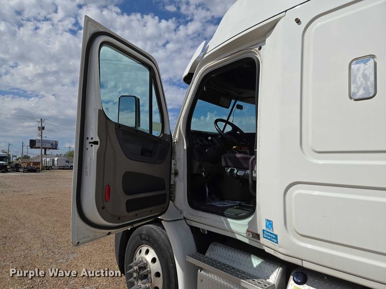 image for item ET5163 2019 Freightliner Cascadia semi truck with car carrier