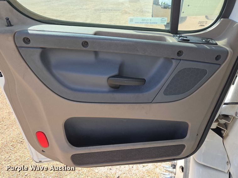 image for item ET5163 2019 Freightliner Cascadia semi truck with car carrier