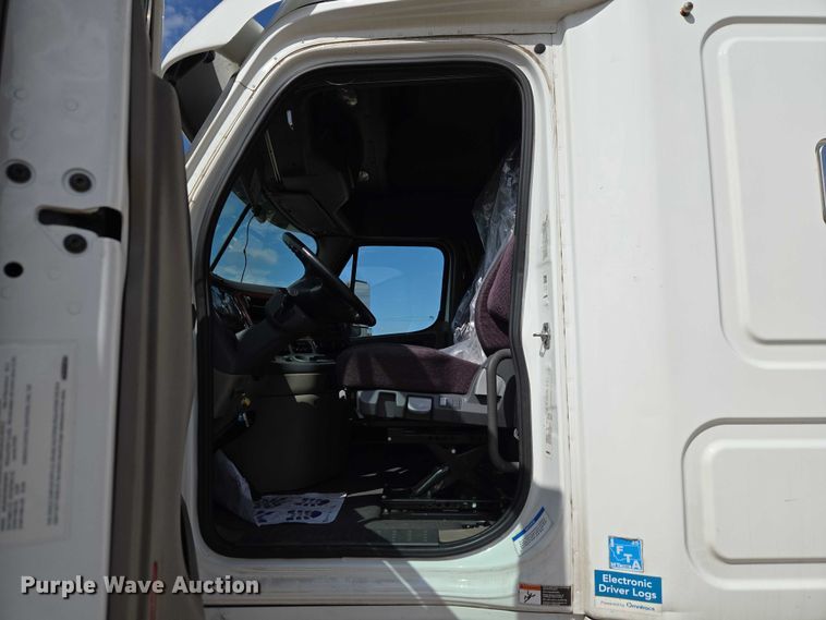 image for item ET5163 2019 Freightliner Cascadia semi truck with car carrier