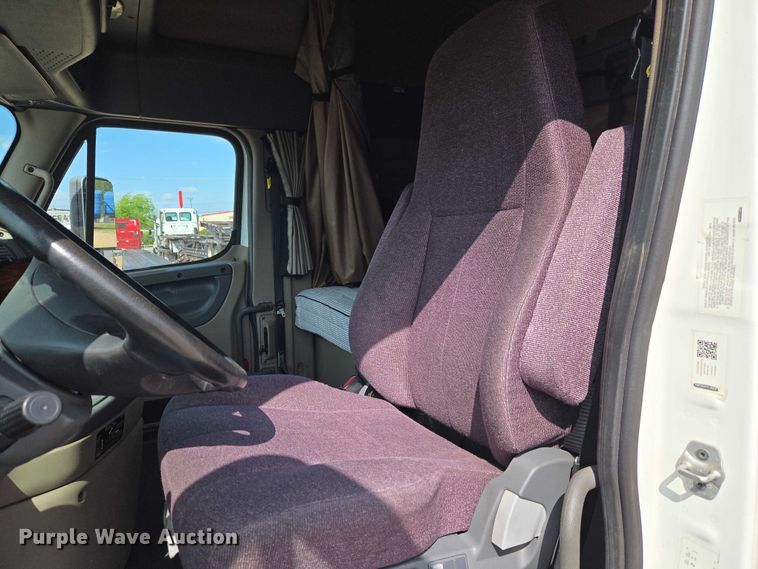 image for item ET5163 2019 Freightliner Cascadia semi truck with car carrier