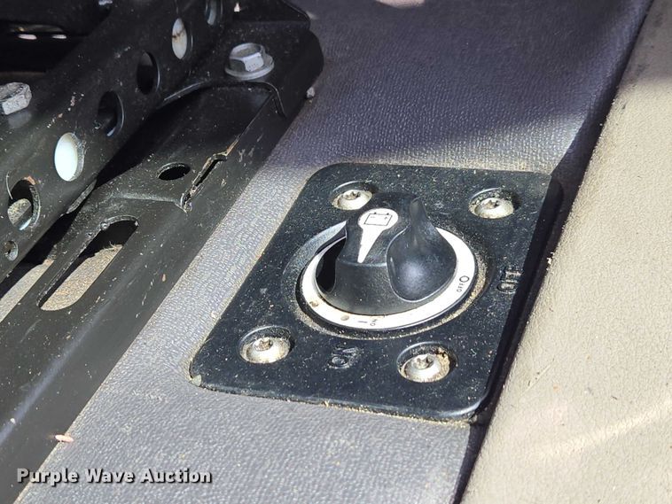 image for item ET5163 2019 Freightliner Cascadia semi truck with car carrier