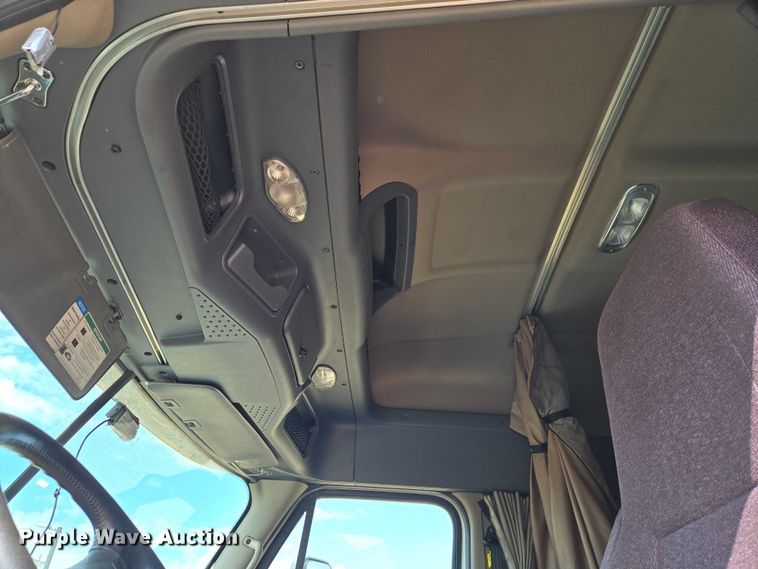 image for item ET5163 2019 Freightliner Cascadia semi truck with car carrier