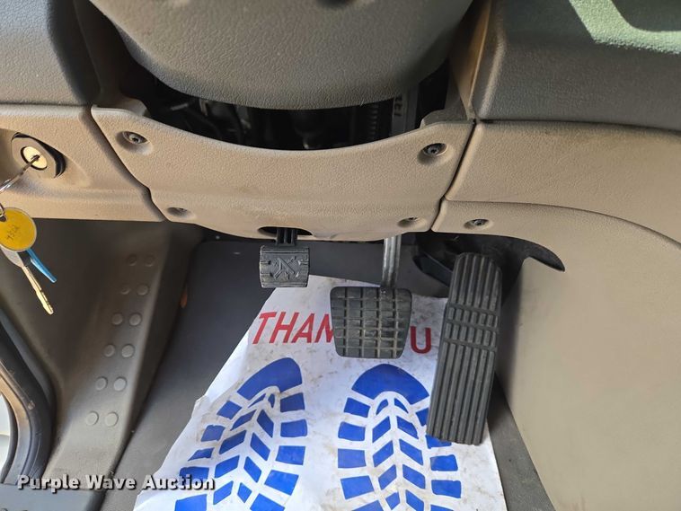 image for item ET5163 2019 Freightliner Cascadia semi truck with car carrier