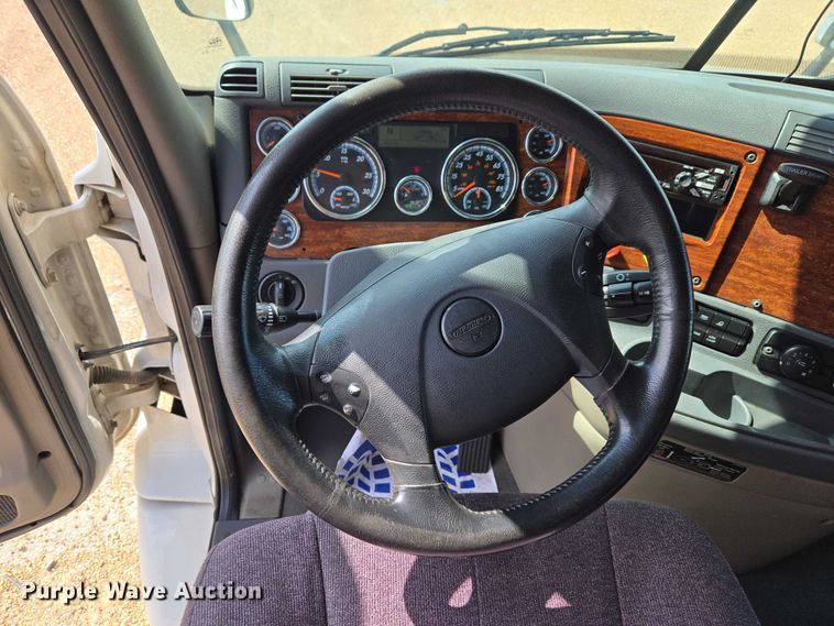 image for item ET5163 2019 Freightliner Cascadia semi truck with car carrier