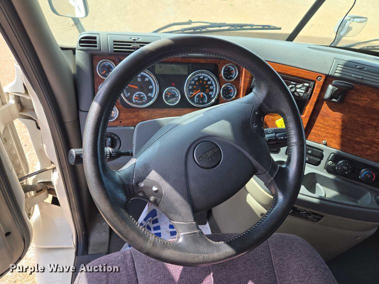 image for item ET5163 2019 Freightliner Cascadia semi truck with car carrier