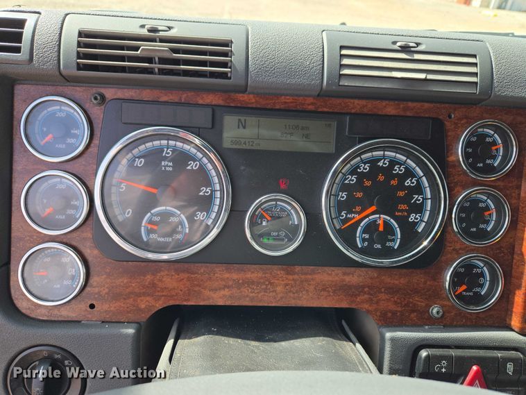 image for item ET5163 2019 Freightliner Cascadia semi truck with car carrier