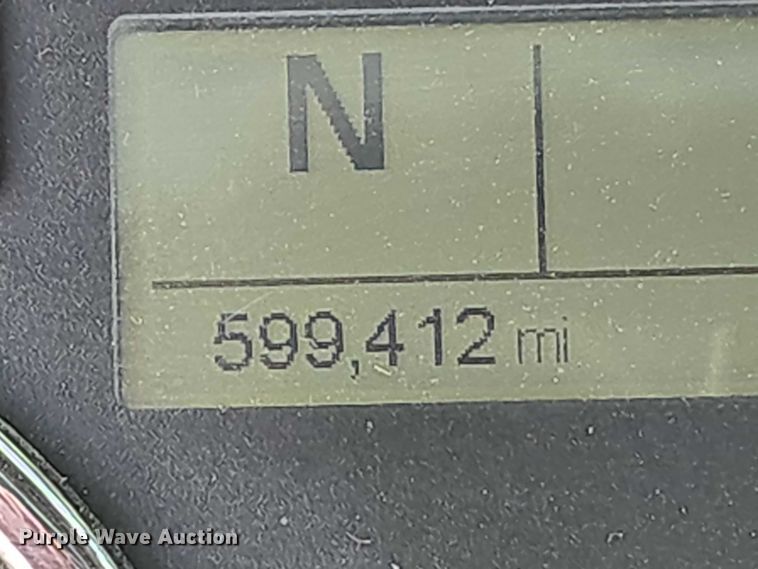 image for item ET5163 2019 Freightliner Cascadia semi truck with car carrier