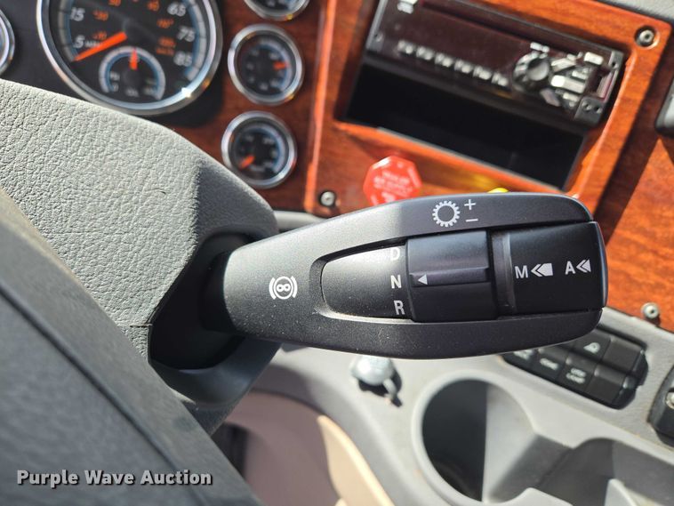 image for item ET5163 2019 Freightliner Cascadia semi truck with car carrier