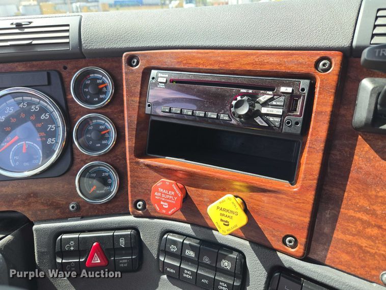 image for item ET5163 2019 Freightliner Cascadia semi truck with car carrier