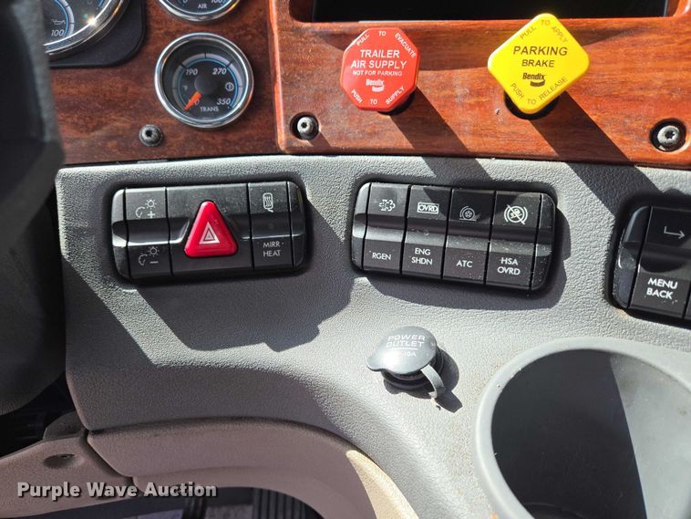 image for item ET5163 2019 Freightliner Cascadia semi truck with car carrier