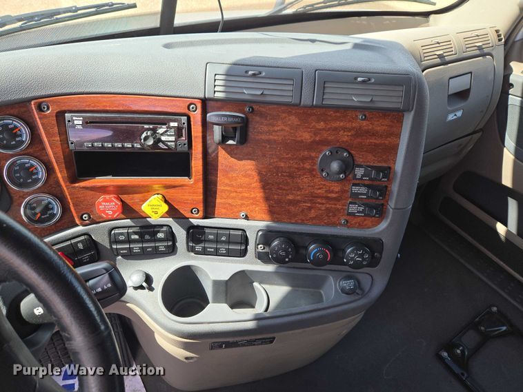 image for item ET5163 2019 Freightliner Cascadia semi truck with car carrier