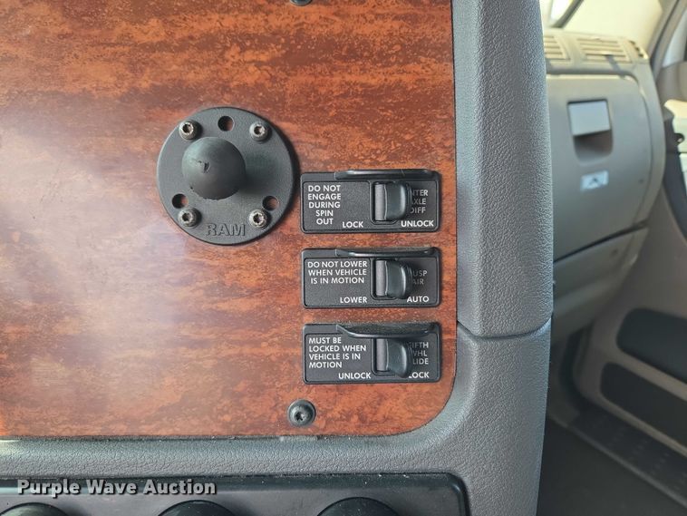 image for item ET5163 2019 Freightliner Cascadia semi truck with car carrier