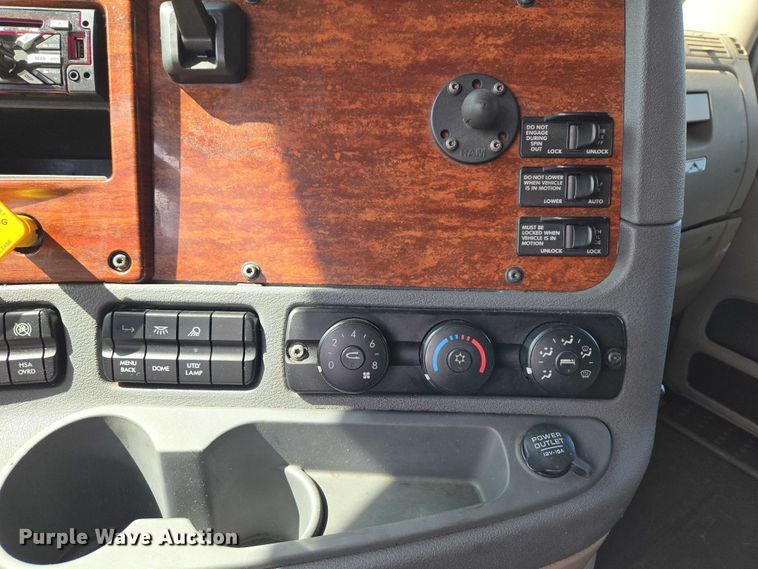 image for item ET5163 2019 Freightliner Cascadia semi truck with car carrier