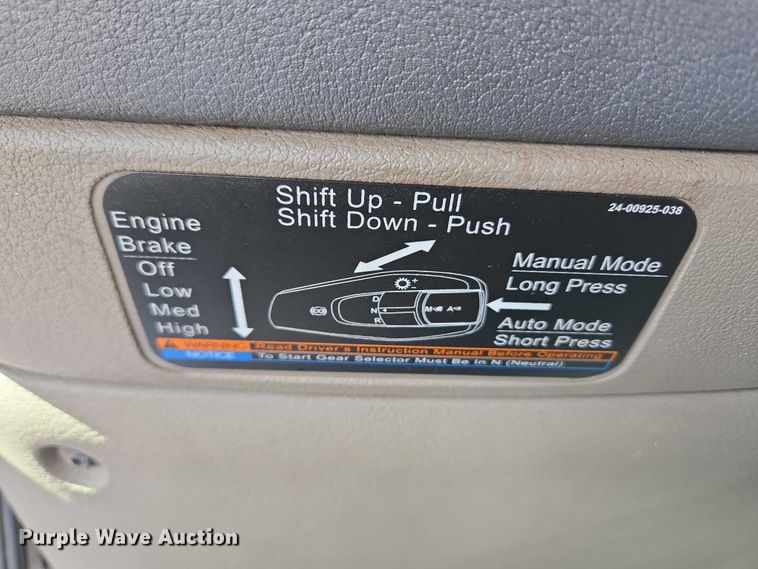 image for item ET5163 2019 Freightliner Cascadia semi truck with car carrier