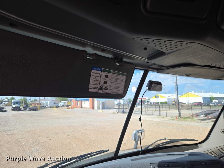 image for item ET5163 2019 Freightliner Cascadia semi truck with car carrier