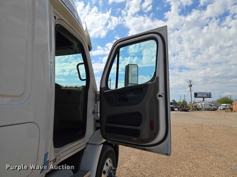 image for item ET5163 2019 Freightliner Cascadia semi truck with car carrier