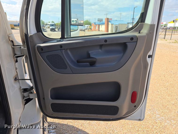 image for item ET5163 2019 Freightliner Cascadia semi truck with car carrier