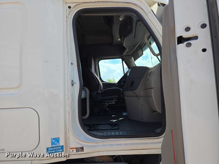 image for item ET5163 2019 Freightliner Cascadia semi truck with car carrier