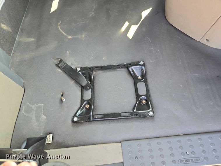 image for item ET5163 2019 Freightliner Cascadia semi truck with car carrier