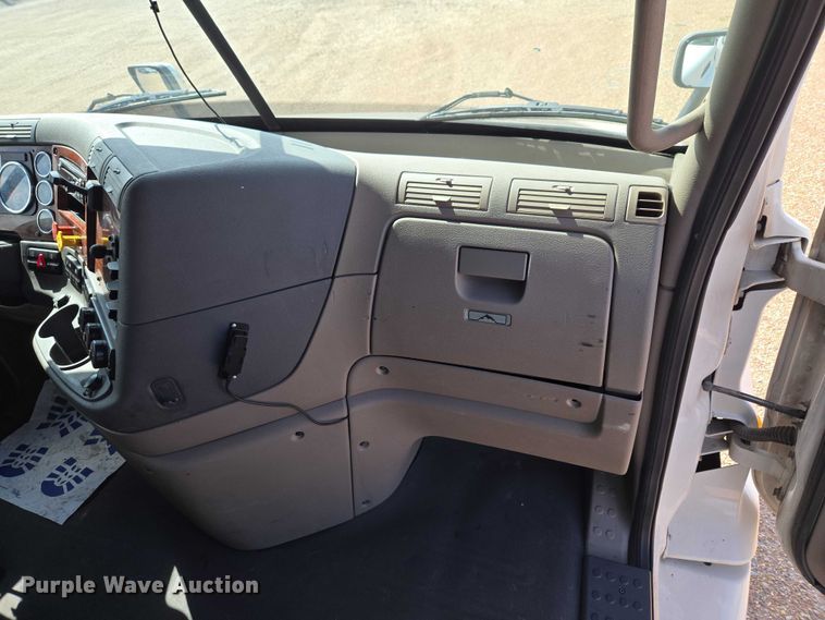 image for item ET5163 2019 Freightliner Cascadia semi truck with car carrier