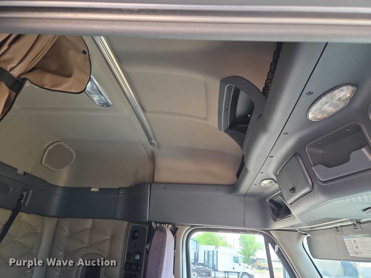 image for item ET5163 2019 Freightliner Cascadia semi truck with car carrier