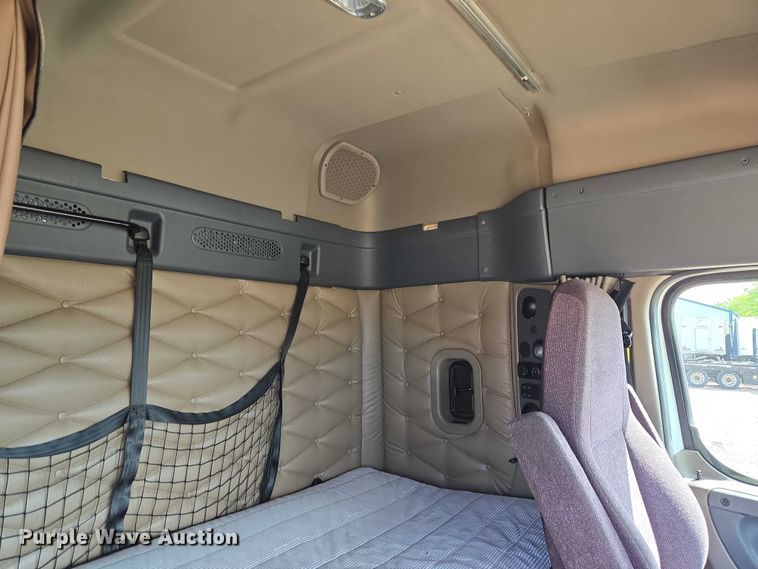 image for item ET5163 2019 Freightliner Cascadia semi truck with car carrier