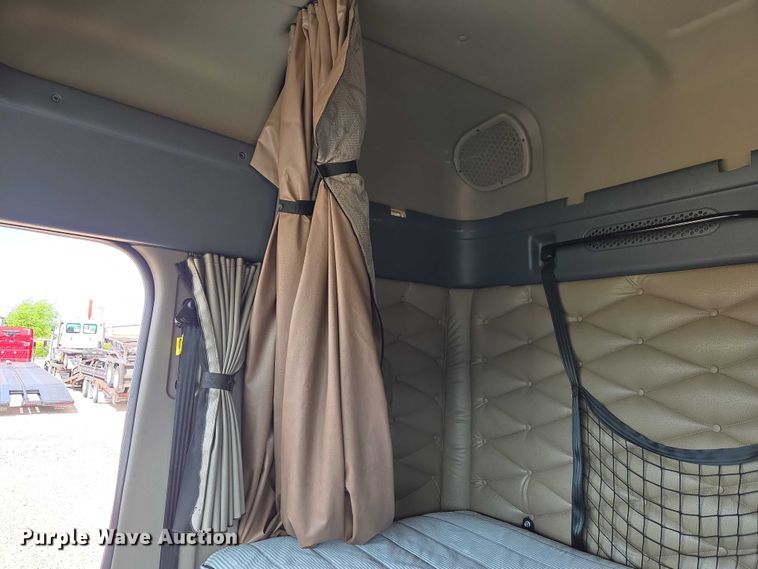 image for item ET5163 2019 Freightliner Cascadia semi truck with car carrier