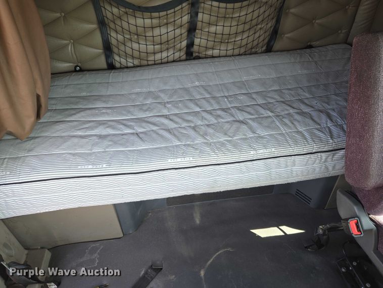 image for item ET5163 2019 Freightliner Cascadia semi truck with car carrier